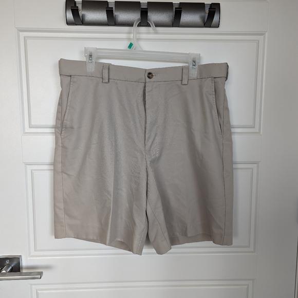 Izod Golf Shorts with an adjustable waist - Picture 6 of 8
